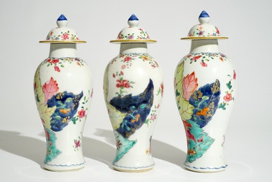 Un ensemble de trois vases et couvercles en porcelaine de Chine famille rose &agrave; d&eacute;cor &quot;Feuille de Tabac&quot;, Qianlong