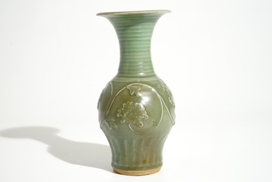 Un vase en gr&egrave;s emaill&eacute; celadon aux pivoines, Chine, Longquan, fin Song ou Ming