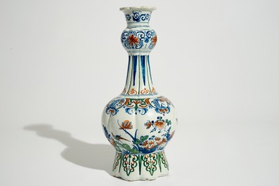 A Dutch Delft garlic neck vase in cashmire palette, 17/18th C.