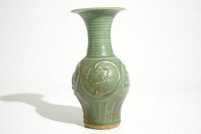 Een Chinese Longquan celadon vaas met pioenen, late Song of Ming