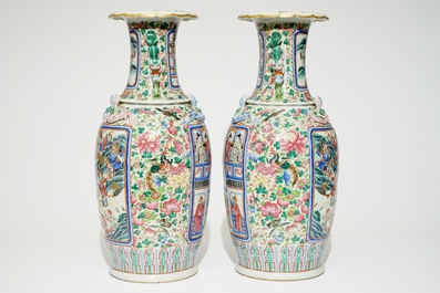 Une paire de vases en porcelaine de Chine famille rose, 19&egrave;me