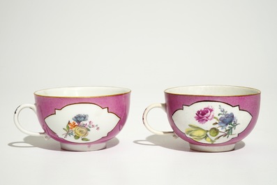 Une paire de tasses et soucoupes en porcelaine de Meissen &agrave; fond rose, 18&egrave;me