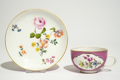 Een paar Meissen koppen en schotels met floraal decor op roze fondkleur, 18e eeuw