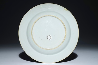 Une assiette armori&eacute;e en porcelaine de Chine d'exportation aux armoiries de &quot;More Impaling Hog&quot;, Qianlong