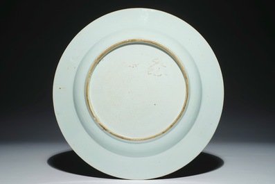 Un plat en porcelaine de Chine famille rose au panier fleuri, Yongzheng/Qianlong