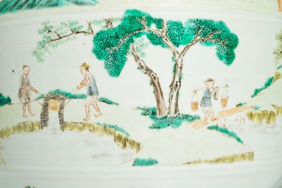 Un grand vase en porcelaine de Chine famille verte &agrave; d&eacute;cor de paysages et calligraphie, 19&egrave;me