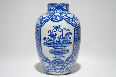 Een Chinese olijfvormige blauw-witte vaas, Kangxi