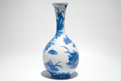 Een Delftse flesvormige vaas met blauw-wit chinoiseriedecor, 17e eeuw