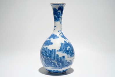 Een Delftse flesvormige vaas met blauw-wit chinoiseriedecor, 17e eeuw