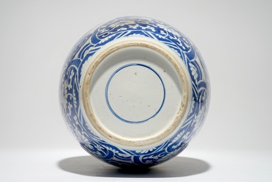 Un vase en forme d'olive en porcelaine de Chine bleu et blanc, Kangxi