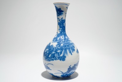 Un vase bouteille en fa&iuml;ence de Delft bleu et blanc &agrave; d&eacute;cor chinoiserie, 17&egrave;me