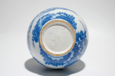 Un vase bouteille en fa&iuml;ence de Delft bleu et blanc &agrave; d&eacute;cor chinoiserie, 17&egrave;me