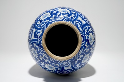 Un vase en forme d'olive en porcelaine de Chine bleu et blanc, Kangxi