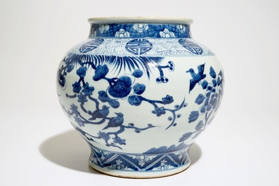 Un vase de forme balustre en porcelaine de Chine bleu et blanc &agrave; d&eacute;cor de ph&eacute;nix et symboles shou, 19&egrave;me