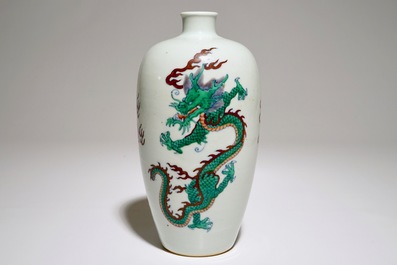 Een Chinese doucai &quot;draken&quot; meiping vaas, 20e eeuw