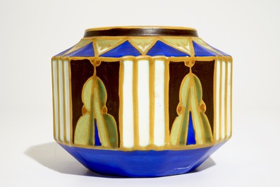 Un prototype d'un vase &agrave; d&eacute;cor g&eacute;om&eacute;trique, Marcel Bourdon et Charles Catteau pour Boch Fr&egrave;res Keramis, ca. 1927