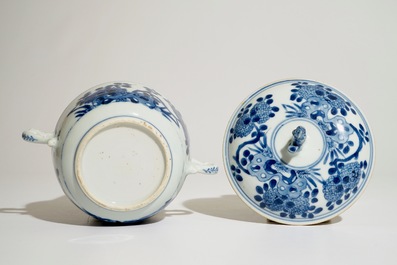 Un bol couvert en porcelaine de Chine bleu et blanc aux anses, Kangxi