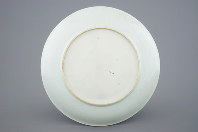 Un plat en porcelaine de Chine famille rose, Yongzheng