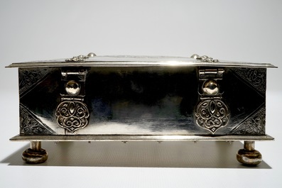 A Dutch colonial engraved silver sirih casket, Batavia, 18e eeuw