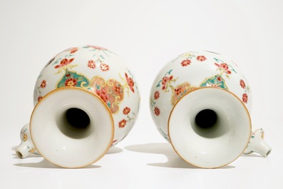 Une paire de kendis en porcelaine de Chine famille rose &agrave; d&eacute;cor de coqs, Qianlong