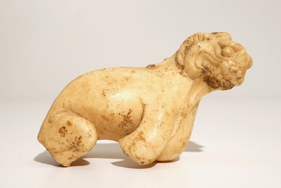 Une statuette fragmentaire d'un lion en marbre, Chine, Tang