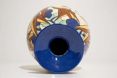 Vase &agrave; d&eacute;cor polychrome d&rsquo;oiseaux stylis&eacute;s en vol, Charles Catteau pour Boch Fr&egrave;res Keramis, ca. 1931