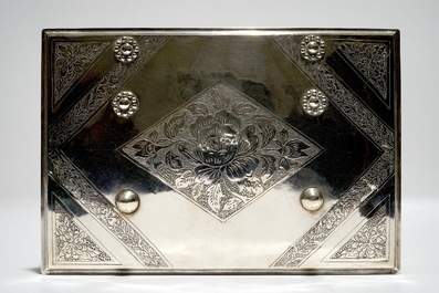 A Dutch colonial engraved silver sirih casket, Batavia, 18e eeuw