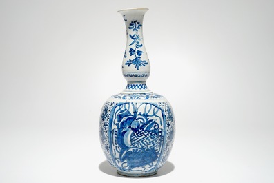 Un vase double gourde en fa&iuml;ence de Delft bleu et blanc &agrave; d&eacute;cor chinoiserie, marqu&eacute;, vers 1700