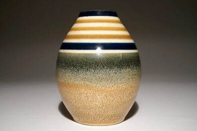 Un vase en gr&egrave;s &agrave; d&eacute;cor minimaliste, Charles Catteau pour Boch Fr&egrave;res Keramis, ca. 1933