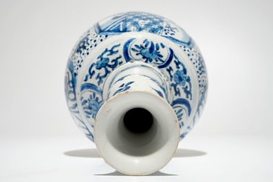 Een Delftse blauw-witte chinoiserie kalebasvaas, gemerkt, ca. 1700