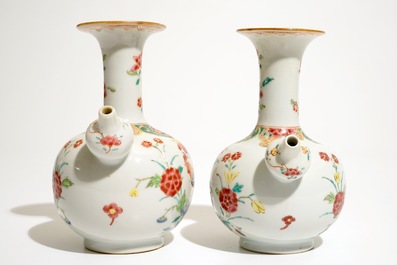 Une paire de kendis en porcelaine de Chine famille rose &agrave; d&eacute;cor de coqs, Qianlong