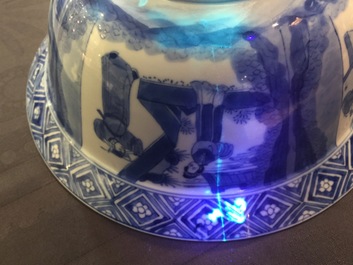 Een blauw-witte Chinese klapmuts kom, Kangxi merk en periode