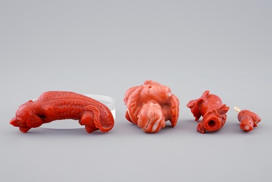 Three Chinese red coral figures incl. a snuff bottle, 19/20th C.