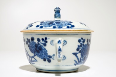 Un bol couvert en porcelaine de Chine bleu et blanc aux anses, Kangxi