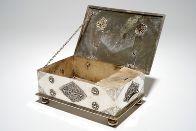 Een Hollands koloniaal gegraveerd zilveren sirih kistje, Batavia, 18e eeuw