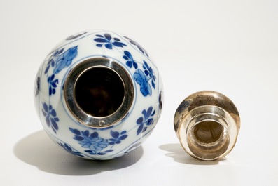 Een Chinese blauw-witte theebus met zilvermontuur, Kangxi