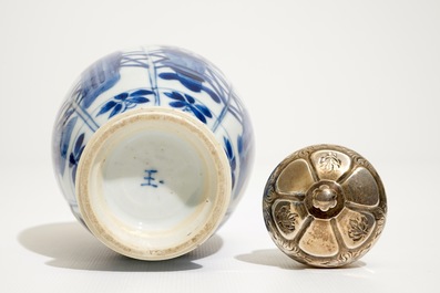 Une bo&icirc;te &agrave; th&eacute; en porcelaine de Chine bleu et blanc mont&eacute; d'argent, Kangxi