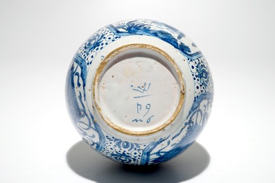 Een Delftse blauw-witte chinoiserie kalebasvaas, gemerkt, ca. 1700