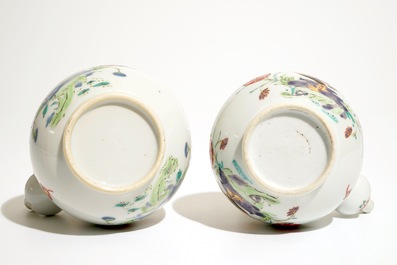 Une paire de kendis en porcelaine de Chine famille rose &agrave; d&eacute;cor de coqs, Qianlong