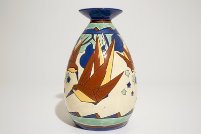Vase &agrave; d&eacute;cor polychrome d&rsquo;oiseaux stylis&eacute;s en vol, Charles Catteau pour Boch Fr&egrave;res Keramis, ca. 1931