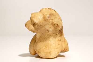 Une statuette fragmentaire d'un lion en marbre, Chine, Tang