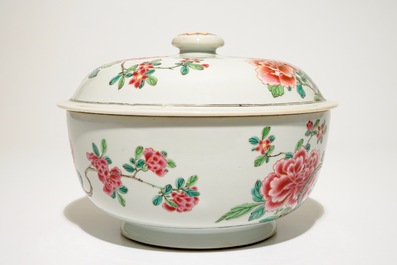 Une terrine couverte en porcelaine de Chine famille rose, Yongzheng/Qianlong