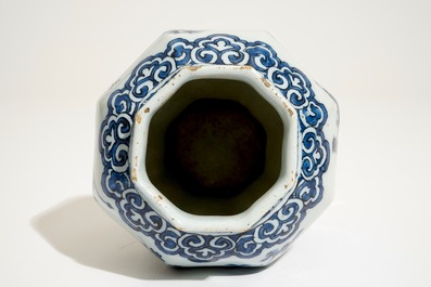 Un vase de forme octogonale en fa&iuml;ence de Delft bleu et blanc, 17&egrave;me