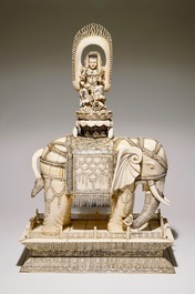 Une paire de grands groupes de Guanyin assise sur un &eacute;l&eacute;phant en ivoire sculpt&eacute;, 19&egrave;me