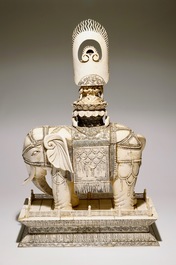 Une paire de grands groupes de Guanyin assise sur un &eacute;l&eacute;phant en ivoire sculpt&eacute;, 19&egrave;me