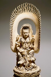 Une paire de grands groupes de Guanyin assise sur un &eacute;l&eacute;phant en ivoire sculpt&eacute;, 19&egrave;me