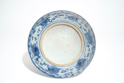 A Chinese blue and white ornamental plate, Ming, Hongzhi