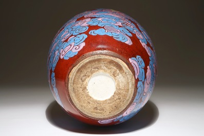 Un vase en porcelaine de Chine sang de boeuf surd&eacute;cor&eacute;, 19&egrave;me