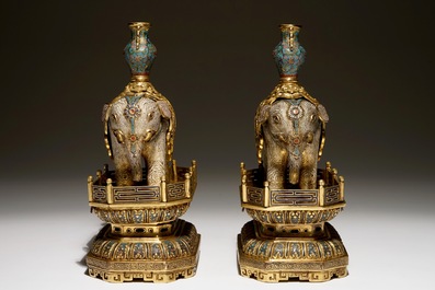 Une paire d'&eacute;l&eacute;phants sur socles en cloisonn&eacute; et bronze dor&eacute;, Chine, 19&egrave;me