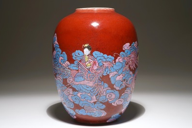 Een Chinese sang de boeuf pot met overglazuur decor, 19e eeuw